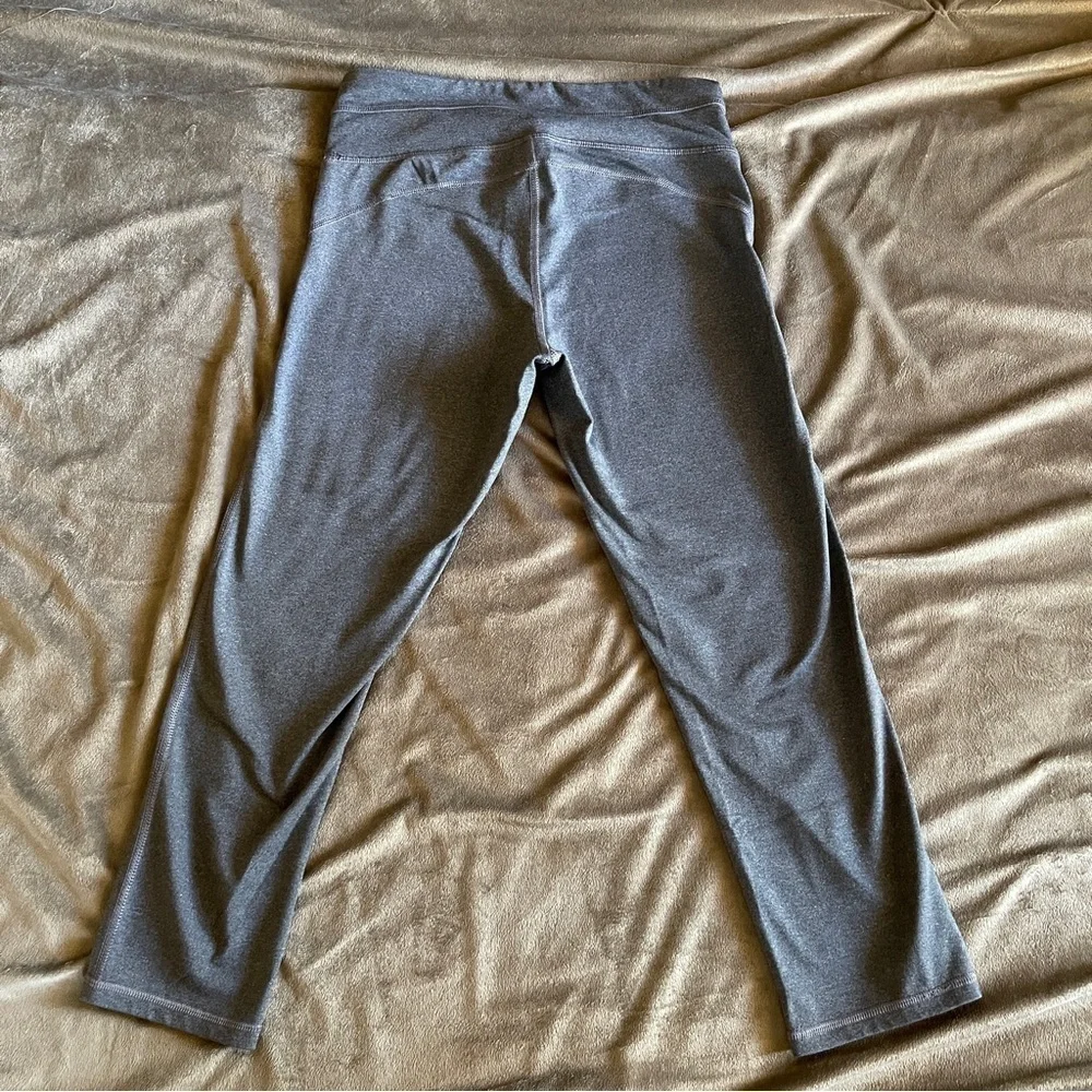 4 for 16$ Women’s Gray 3/4 Champion Length Workout Leggings